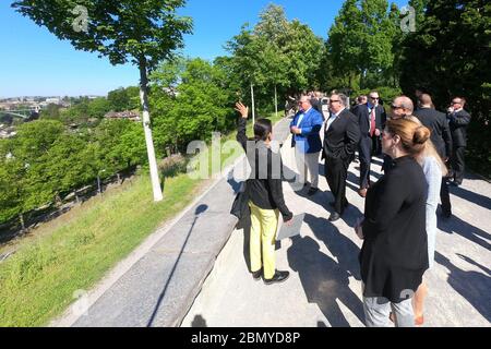 Le Secrétaire Pompeo Tours Vieille ville de Berne site du patrimoine mondial de l'UNESCO le Secrétaire d'Etat Michael R. Pompeo regarde la vieille ville de Berne, à Berne, en Suisse, le 1er juin 2019. Banque D'Images