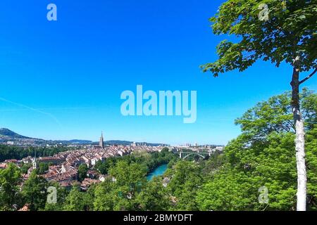 Secrétaire Pompeo Tours Vieille ville Berne UNESCO site du patrimoine mondial le Secrétaire d'Etat Michael R. Pompeo vues la vieille ville de Berne depuis le jardin de la Rose, à Berne, Suisse, le 1er juin 2019. Banque D'Images