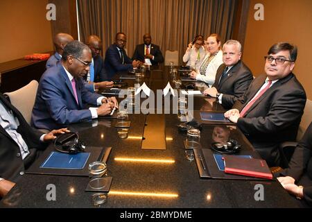 Le 13 avril 2018, le secrétaire d'État américain par intérim John Sullivan a rencontré le président haïtien Jovenel Moïse et de hauts fonctionnaires, dont le ministre des Affaires étrangères Antonio Rodrigue, à Lima, au Pérou. La réunion s'inscrivait dans le cadre de discussions diplomatiques sur le renforcement des relations bilatérales et la résolution des problèmes régionaux. Banque D'Images