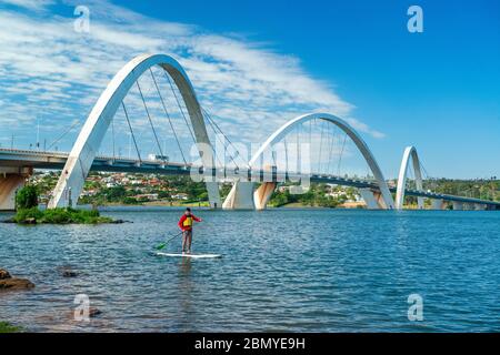 Brasilia, DF, Brésil. Levez-vous à paddle sur le lac Paranoa. Banque D'Images