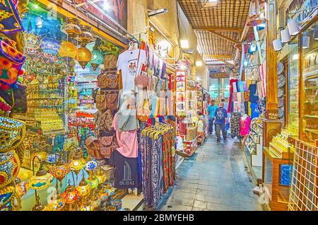 DUBAÏ, Émirats Arabes Unis - 2 MARS 2020 : l'allée étroite du Grand Souq Deira avec une large gamme de souvenirs de l'est - lampes arabes, parfums, statuettes dorées, s Banque D'Images