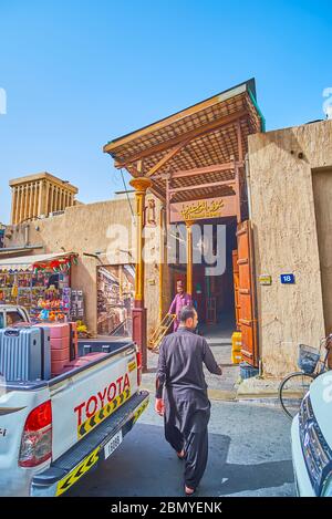 DUBAÏ, Émirats Arabes Unis - 2 MARS 2020 : rue de Grand Souq Deira avec vue sur l'étroite porte en bois du département de Souq d'ustensile, le 2 mars à Dubaï Banque D'Images