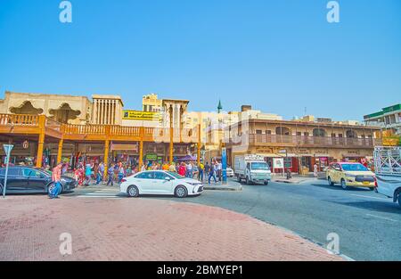 DUBAÏ, Émirats Arabes Unis - 2 MARS 2020 : la circulation de jour dans le quartier de Grand Souq Deira, occupant des vieux quartiers avec des galeries en bois et des bâtiments en adobe W Banque D'Images