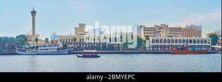 DUBAÏ, Émirats Arabes Unis - 2 MARS 2020 : panorama du quartier Al Fahidi en face de Dubai Creek avec vue sur le grand minaret de la mosquée, du tribunal de la Ruler et des gouvernmen Banque D'Images