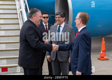 Le secrétaire d’État Michael R. Pompeo est accueilli par le ministre équatorien des Affaires étrangères José Valencia Amores et l’ambassadeur des États-Unis en Équateur Michael J. Fitzpatrick à Guayaquil, Équateur, le 20 juillet 2019, dans le cadre des engagements diplomatiques entre les États-Unis et l’Équateur. Banque D'Images