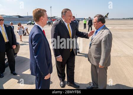 Le 20 juillet 2019, le secrétaire d'État américain Michael R. Pompeo, accompagné de l'ambassadeur américain en Équateur Michael J. Fitzpatrick, s'est préparé à quitter Guayaquil, en Équateur, après une visite diplomatique dans le pays pour renforcer les relations entre les États-Unis et l'Équateur. Banque D'Images