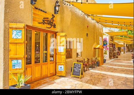 DUBAÏ, Émirats Arabes Unis - 2 MARS 2020 : le quartier historique d'Al Fahidi compte de petites rues ombragées avec des barques, des maisons en argile, de petits bâtiments, des étals, des cafés et des terrasses Banque D'Images