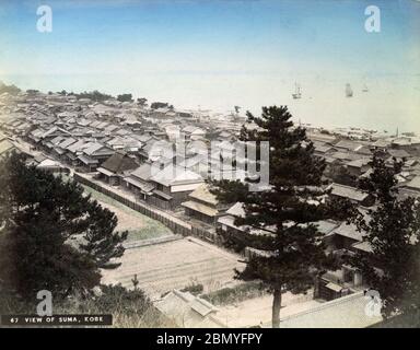 [ 1890 Japon - Suma, près de Kobe ] — vue panoramique très rare de Suma, près de Kobe dans la préfecture de Hyogo. SUMA est régulièrement apparu dans des œuvres classiques de la littérature japonaise comme le Genji monogatari, Heike monogatari et ISE monogatari. Le groupe de rock américain The Beach Boys a publié une chanson sur la célèbre plage blanche de Suma, appelée Sumahama, en 1979 (Showa 54). photographie d'albumine vintage du xixe siècle. Banque D'Images