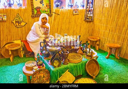 DUBAÏ, Émirats Arabes Unis - 2 MARS 2020 : visitez la cérémonie du café éthiopien au musée du café et essayez le café chaud, préparé dans une casserole de jebena et servi avec du pop-corn par Ethiop Banque D'Images