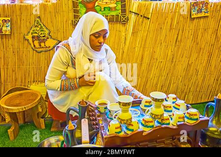 DUBAÏ, Émirats Arabes Unis - 2 MARS 2020 : cérémonie éthiopienne du café au musée du café - la jeune femme prépare le café dans un pot traditionnel de jebena, le 2 mars à Dubaï Banque D'Images