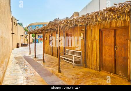 DUBAÏ, Émirats Arabes Unis - 2 MARS 2020 : promenez-vous dans la rue étroite du quartier Al Bastakiya (Al Fahidi) avec des maisons en argile conservées et une hutte en bois avec des feuilles de palmier Banque D'Images