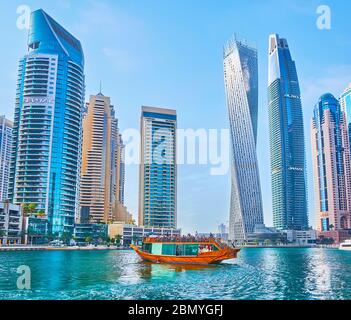 DUBAÏ, Émirats Arabes Unis - 2 MARS 2020 : la meilleure façon d'explorer la marina moderne de Dubaï est de faire une croisière en bateau et de profiter des gratte-ciels de l'eau, le 2 mars i Banque D'Images