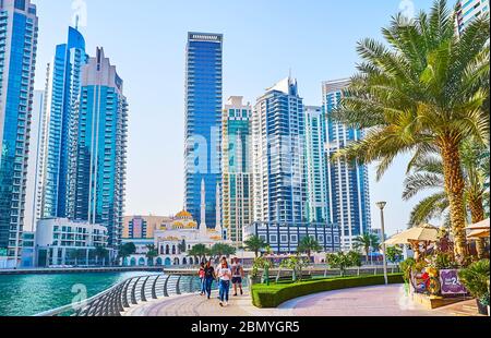 DUBAÏ, Émirats Arabes Unis - 2 MARS 2020 : profitez de la journée à pied à travers la promenade de la marina de Dubaï, le canal d'observation, les quartiers résidentiels modernes avec de hautes élévations, la paume Banque D'Images