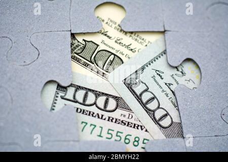 Cent dollars de billets par le morceau manquant de puzzle puzzles. Affaires et finances. Concept de la finance cachée, comptabilité à double entrée, argent sta Banque D'Images