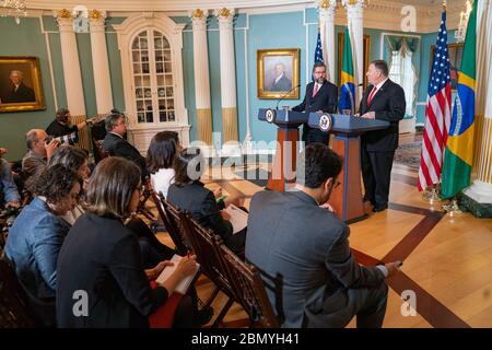 Le 13 septembre 2019, le secrétaire d'État américain Michael Pompeo et le ministre brésilien des Affaires étrangères Ernesto Araújo se sont entretenus avec la presse au Département d'État américain à Washington, DC, pour discuter des relations entre les États-Unis et le Brésil et des questions régionales. Banque D'Images