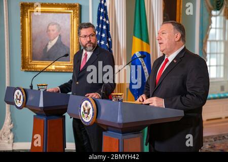 Le 13 septembre 2019, le secrétaire d'État américain Michael Pompeo et le ministre brésilien des Affaires étrangères Ernesto Araújo ont prononcé des allocutions devant le département d'État américain à Washington, DC, mettant l'accent sur l'amélioration des relations entre les États-Unis et le Brésil. Banque D'Images