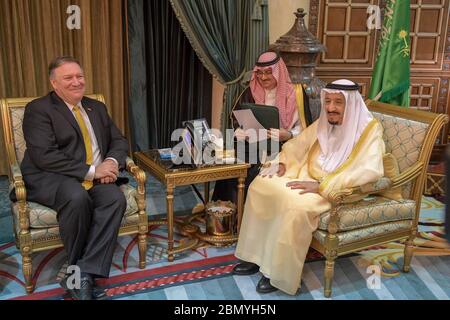 Le secrétaire Pompeo rencontre le roi saoudien Salman à Riyad le secrétaire d'État américain Mike Pompeo rencontre le roi saoudien Salman bin Abdulaziz Al Saud à Riyad le 29 avril 2018. Banque D'Images