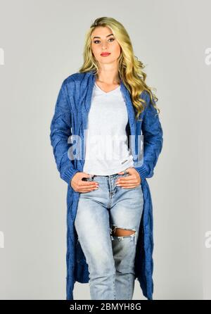 Chaud et confortable. Magasin de vêtements. Gilet surdimensionné pour votre confort. Gilet tendance. Ensemble fille élégant avec gilet en laine cachemire douce. Femme porte un gilet long tricoté. Tenue confortable. Banque D'Images