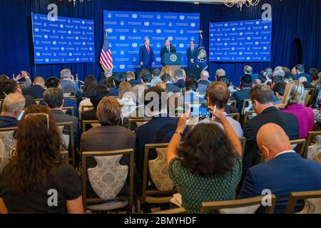 Le secrétaire Pompeo s’adresse aux journalistes lors de la conférence de presse lors de l’Assemblée générale des Nations unies le secrétaire d’État Michael R. Pompeo s’adresse aux journalistes lors d’une conférence de presse avec le président Donald J. Trump, à New York, le 25 septembre 2019, au cours de la semaine de haut niveau de la 74e session de l’Assemblée générale des Nations unies. Banque D'Images