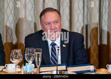 Le secrétaire Pompeo organise un dîner transatlantique à New York le secrétaire d’État américain Michael R. Pompeo organise un dîner transatlantique à l’hôtel Palace, à New York, le 25 septembre 2019, au cours de la semaine de haut niveau de la 74e session de l’Assemblée générale des Nations Unies. Banque D'Images