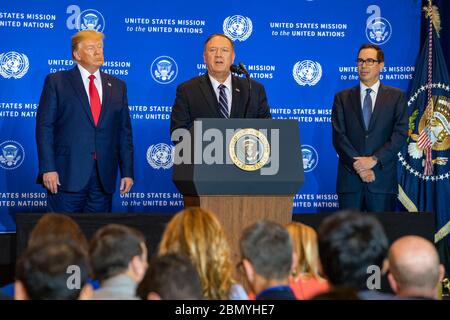 Le secrétaire Pompeo s’adresse aux journalistes lors de la conférence de presse lors de l’Assemblée générale des Nations unies le secrétaire d’État Michael R. Pompeo s’adresse aux journalistes lors d’une conférence de presse avec le président Donald J. Trump, à New York, le 25 septembre 2019, au cours de la semaine de haut niveau de la 74e session de l’Assemblée générale des Nations unies. Banque D'Images