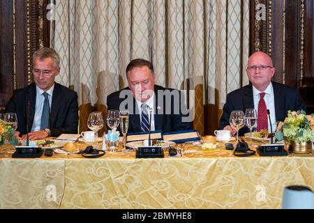 Le secrétaire Pompeo organise un dîner transatlantique à New York le secrétaire d’État américain Michael R. Pompeo organise un dîner transatlantique à l’hôtel Palace, à New York, le 25 septembre 2019, au cours de la semaine de haut niveau de la 74e session de l’Assemblée générale des Nations Unies. Banque D'Images