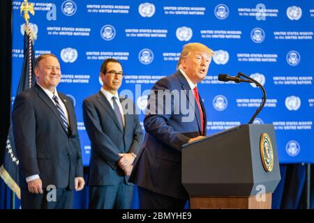 Le président Trump s’adresse aux journalistes à l’Assemblée générale des Nations Unies, le secrétaire d’État Michael R. Pompeo, regarde le président Donald J. Trump s’adresse aux journalistes à New York, le 25 septembre 2019, au cours de la semaine de haut niveau de la 74e session de l’Assemblée générale des Nations Unies. Banque D'Images