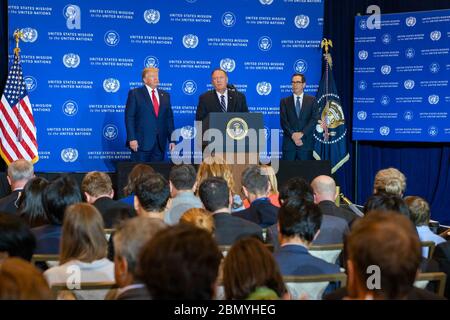 Le secrétaire Pompeo s’adresse aux journalistes lors de la conférence de presse lors de l’Assemblée générale des Nations unies le secrétaire d’État Michael R. Pompeo s’adresse aux journalistes lors d’une conférence de presse avec le président Donald J. Trump, à New York, le 25 septembre 2019, au cours de la semaine de haut niveau de la 74e session de l’Assemblée générale des Nations unies. Banque D'Images