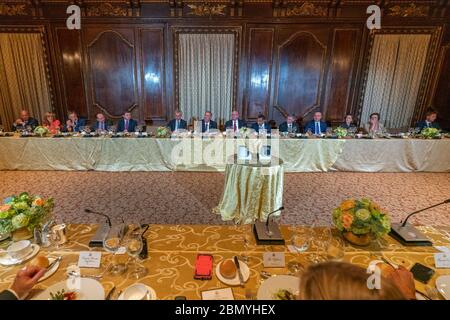 Le secrétaire Pompeo organise un dîner transatlantique à New York le secrétaire d’État américain Michael R. Pompeo organise un dîner transatlantique à l’hôtel Palace, à New York, le 25 septembre 2019, au cours de la semaine de haut niveau de la 74e session de l’Assemblée générale des Nations Unies. Banque D'Images