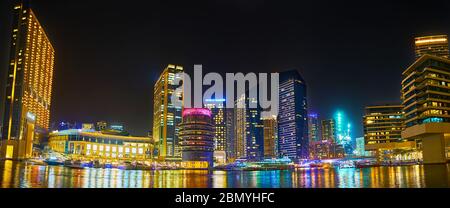 DUBAÏ, Émirats Arabes Unis - 2 MARS 2020 : panorama en soirée de la marina de Dubaï avec adresse Hôtel Dubai Marina, Marina Mall, complexe de restaurants Pier 7 et Silverene Tow Banque D'Images