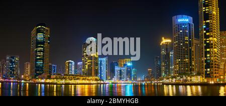 DUBAÏ, Émirats Arabes Unis - 2 MARS 2020 : panorama de la soirée Marina de Dubaï avec des gratte-ciels lumineux, reflétés dans les eaux du canal, le 2 mars à du Banque D'Images