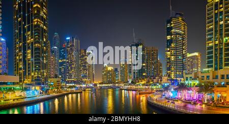 DUBAÏ, Émirats Arabes Unis - 2 MARS 2020 : Panorama de la marina moderne de Dubaï, décorée avec des lumières vives et un éclairage coloré des restaurants sur la promérad Banque D'Images