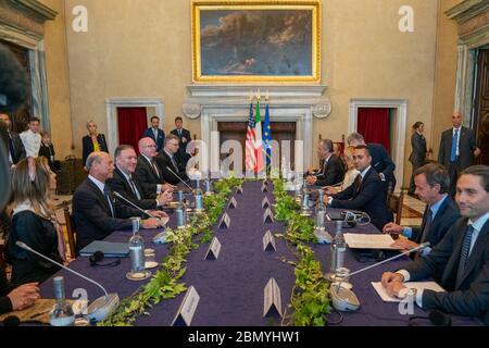 Le secrétaire Pompeo rencontre le ministre des Affaires étrangères Di Maio le secrétaire d'État américain Michael R. Pompeo rencontre le ministre italien des Affaires étrangères Luigi Di Maio à Villa Madama, à Rome, en Italie, le 2 octobre 2019. Banque D'Images