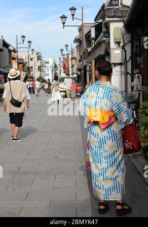 Femme dans yukata/kimono marchant dans les rues de Kawagoe, Tokyo Banque D'Images