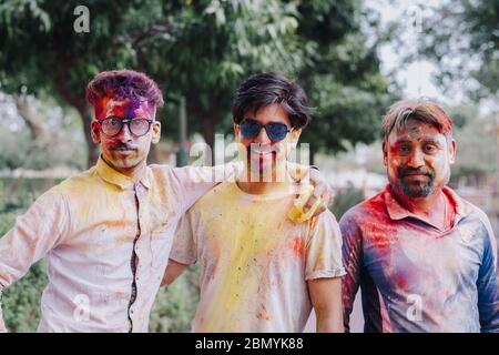 Les gens célèbrent Holi, le festival des couleurs à Jaipur, en Inde Banque D'Images