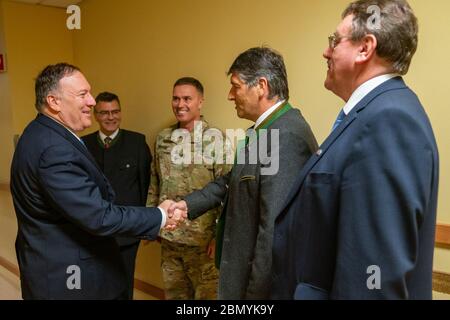 Le secrétaire Pompeo arrive au pavillon de l'armée de Grafenwoehr le secrétaire d'État Michael R. Pompeo est accueilli par le 7ATC CG. Bang. Le général Christopher R. Norrie, le ministre d'État bavarois, Dr. Florian Herrmann, le maire de Grafenwoehr, Edgar Knobloch, et le maire de Vilseck, Hans-Martin Schertl, au pavillon de l'armée de Grafenwoehr, à Grafenwoehr, en Allemagne, le 6 novembre 2019. Banque D'Images