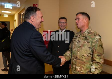 Le secrétaire Pompeo arrive au pavillon de l'armée de Grafenwoehr le secrétaire d'État Michael R. Pompeo est accueilli par le 7ATC CG. Bang. Le général Christopher R. Norrie, le ministre d'État bavarois, Dr. Florian Herrmann, le maire de Grafenwoehr, Edgar Knobloch, et le maire de Vilseck, Hans-Martin Schertl, au pavillon de l'armée de Grafenwoehr, à Grafenwoehr, en Allemagne, le 6 novembre 2019. Banque D'Images