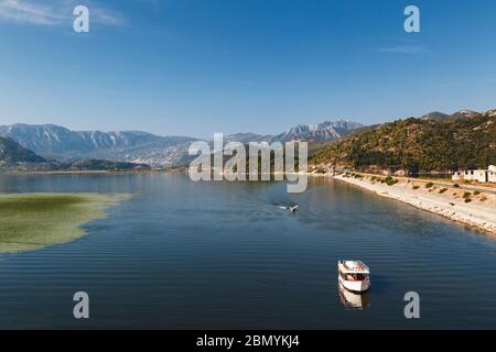 Une belle vue sur le lac Skadar au Monténégro, célèbre attraction touristique et le plus grand lac d'Europe du Sud. Banque D'Images