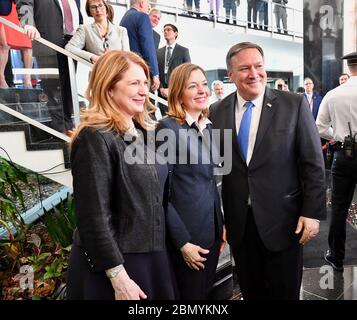 La secrétaire adjointe Royce pose une photo avec le secrétaire Pompeo et son épouse Susan Secrétaire adjointe du Bureau des affaires éducatives et culturelles, Marie Royce pose une photo avec le secrétaire d'État américain Mike Pompeo et sa femme Susan au Département d'État américain à Washington, D.C., Le 1er mai 2018. Banque D'Images