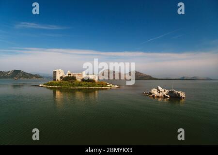 Une belle vue à la ruine de la forteresse de Grmozur sur l'île de Grmozur dans le parc national du lac Skadar au Monténégro, célèbre attraction touristique. Banque D'Images