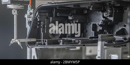 mesure précise en 3d des pièces moulées en plastique sur une machine moderne pour l'industrie automobile, contrôlée par ordinateur, l'industrie des programmes 4.0 Banque D'Images