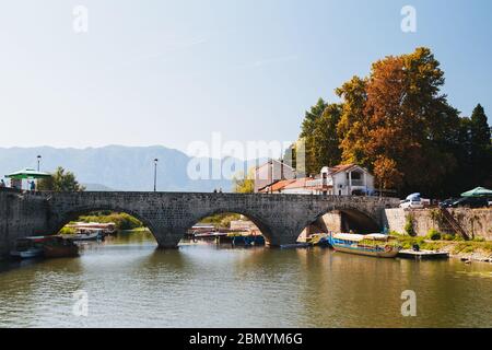 Monténégro, Parc National Skadar Lac - septembre, 21 2018: Un pont dans le village de Virpazar et de petits bateaux à louer avec une belle vue de Dinaric Banque D'Images