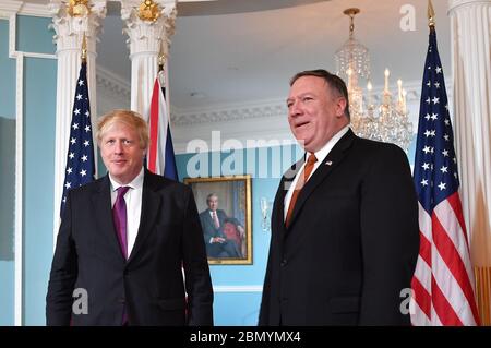 Le secrétaire Pompeo rencontre le secrétaire d'État britannique aux Affaires étrangères Johnson le secrétaire d'État américain Mike Pompeo rencontre le secrétaire d'État britannique aux Affaires étrangères Boris Johnson, au département d'État américain à Washington, D.C., le 7 mai 2018. Banque D'Images