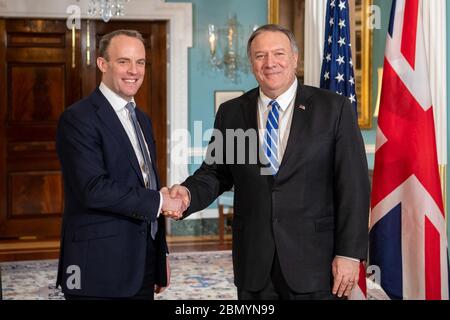 Le secrétaire Pompeo rencontre le secrétaire d'État britannique aux Affaires étrangères, M. Raab, M. Michael R. Pompeo, et le secrétaire d'État britannique aux Affaires étrangères, M. Dominic Raab, au département d'État américain de Washington, D.C., le 8 janvier 2020. Banque D'Images