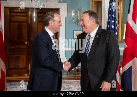 Le secrétaire Pompeo rencontre le secrétaire d'État britannique aux Affaires étrangères, M. Raab, M. Michael R. Pompeo, et le secrétaire d'État britannique aux Affaires étrangères, M. Dominic Raab, au département d'État américain de Washington, D.C., le 8 janvier 2020. Banque D'Images