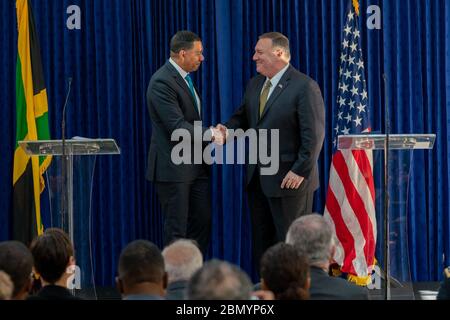 Le secrétaire Pompeo détient une disponibilité de presse conjointe avec le Premier ministre jamaïcain Holness le secrétaire d'État Michael R. Pompeo détient une disponibilité de presse conjointe avec le Premier ministre jamaïcain Andrew Holness, à Kingston, en Jamaïque, le 22 janvier 2020. Banque D'Images