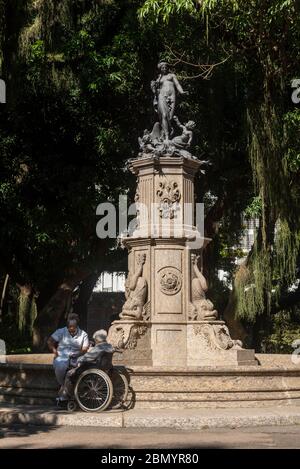 Palacio do Catete, Rio de Janeiro, Brésil. Jardin extérieur, statues et personnes. Banque D'Images