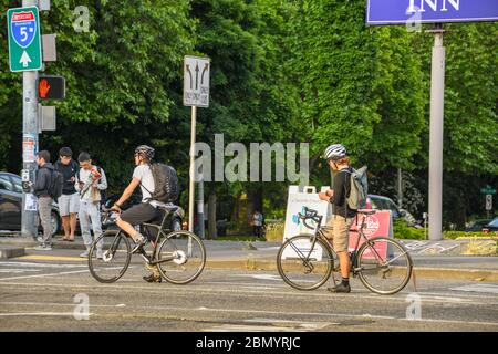 SEATTLE, WA, USA, - JUIN 2018 : deux navetteurs à vélo à la maison après le travail sur une route dans le centre-ville de Seattle Banque D'Images