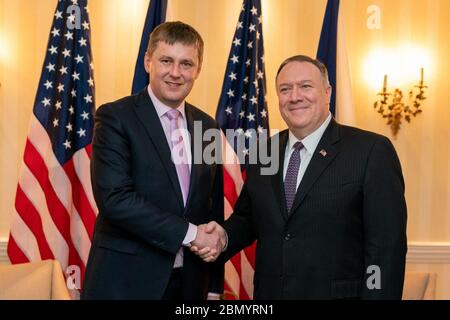 Le 14 février 2020, le secrétaire d'État américain Michael R. Pompeo a rencontré le ministre tchèque des Affaires étrangères Tomas Petricek à Munich, en Allemagne, pour discuter des relations bilatérales et de la coopération entre les deux pays. Banque D'Images