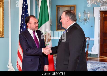Le secrétaire Pompeo souhaite la bienvenue au secrétaire d'État mexicain aux Affaires étrangères, M. Caso, à Washington le secrétaire d'État américain, M. Mike Pompeo, souhaite la bienvenue au secrétaire d'État mexicain, M. Luis Videgaray Caso, au département d'État américain de Washington, le 5 juin 2018. Banque D'Images